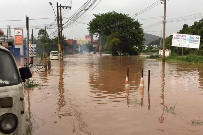 &Aacute;guas do Paraibuna e do C&oacute;rrego Humait&aacute; fecharam o Acesso Norte. (Foto: Fernando Priamo)