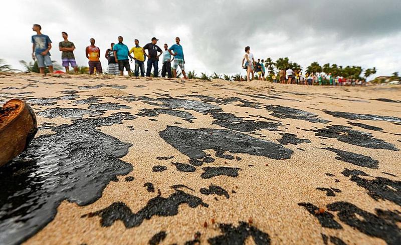 Manchas de óleo atingem 12 praias no litoral do Ceará