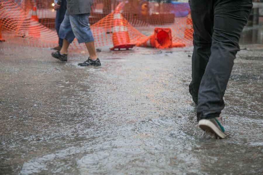 PJF realiza força-tarefa para ajudar família residente em área de risco