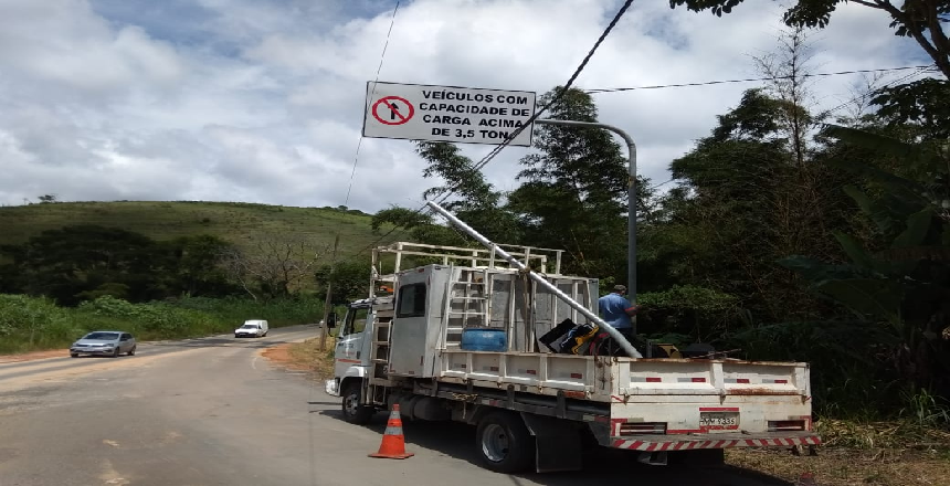 PJF reforça sinalização de trânsito proibido para caminhões na Alameda Ilva Mello Reis