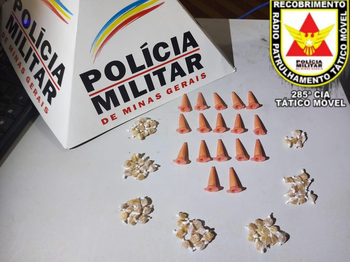 Polícia apreende drogas em sacola arremessada por suspeito no bairro São Domingos, em Ubá