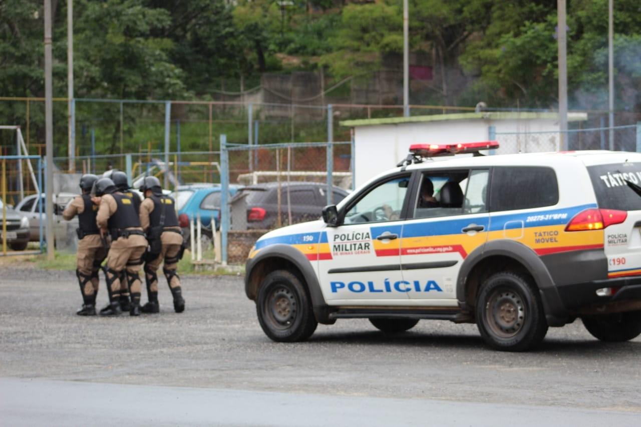Polícia Militar apreende armas, munições e drogas utilizadas para tráfico no bairro Vila Esperança II em Juiz de Fora