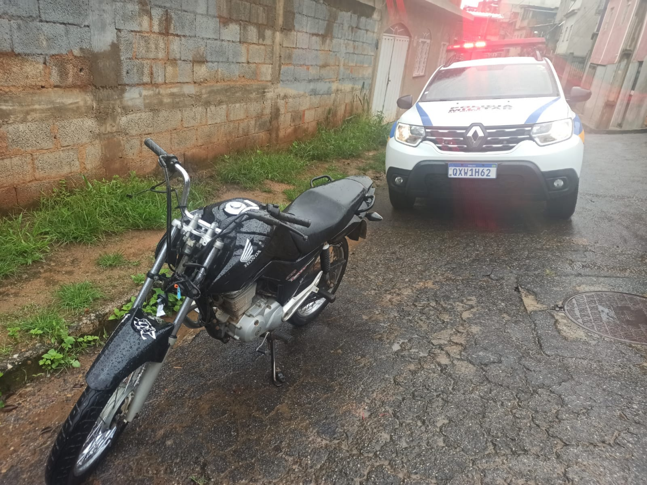 Polícia Militar recupera moto roubada em Ubá