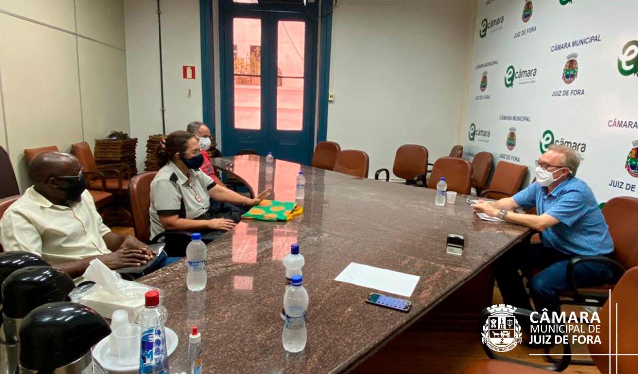 Presidente da CMJF recebe moradores do Caiçaras e Parque São Pedro