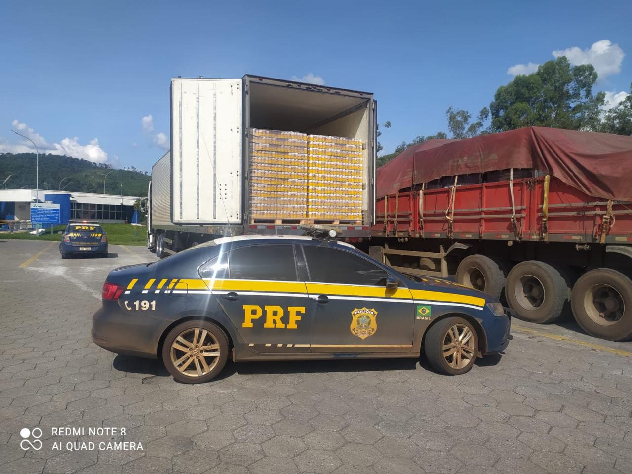 PRF apreende carregamento de cerveja irregular na BR 381 em Lavras