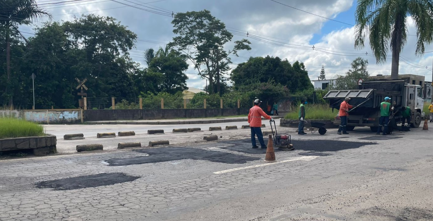 Programa Boniteza realiza operação tapa-buraco na Avenida JK