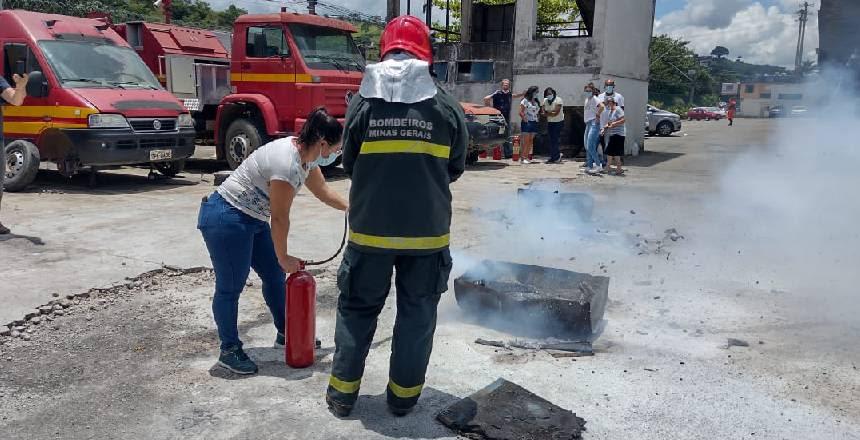 Servidores da saúde realizam treinamento com brigada de incêndio