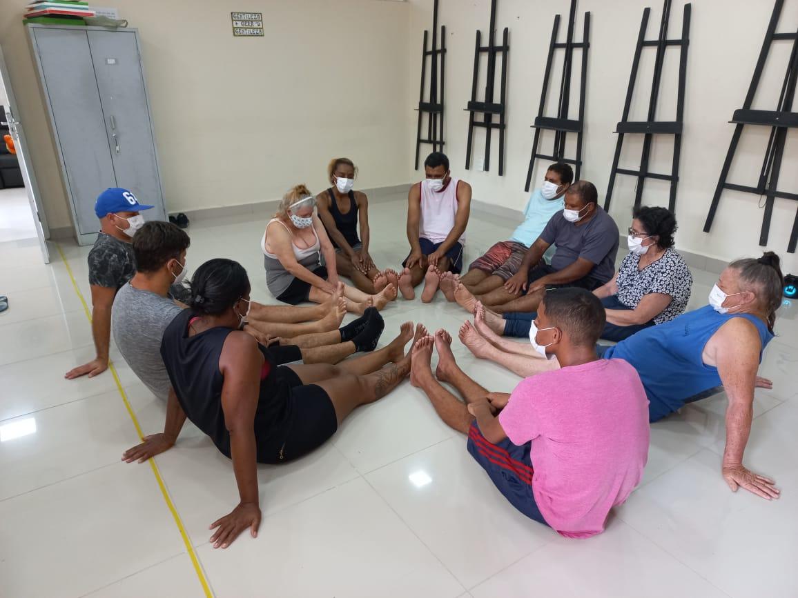 Usuários do Caps I participam de aula de consciência corporal