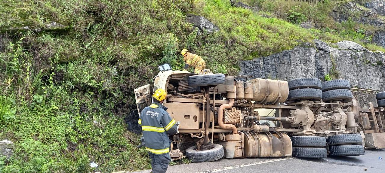 Vítima fica presa entre as ferragens de uma cabine de carreta durante acidente na BR 265, em Barbacena