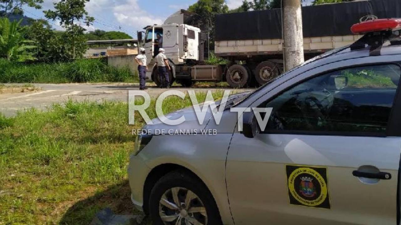 Agentes de transporte e trânsito intensificam a fiscalização de veículos pesados na Alameda Ilva Mello Reis