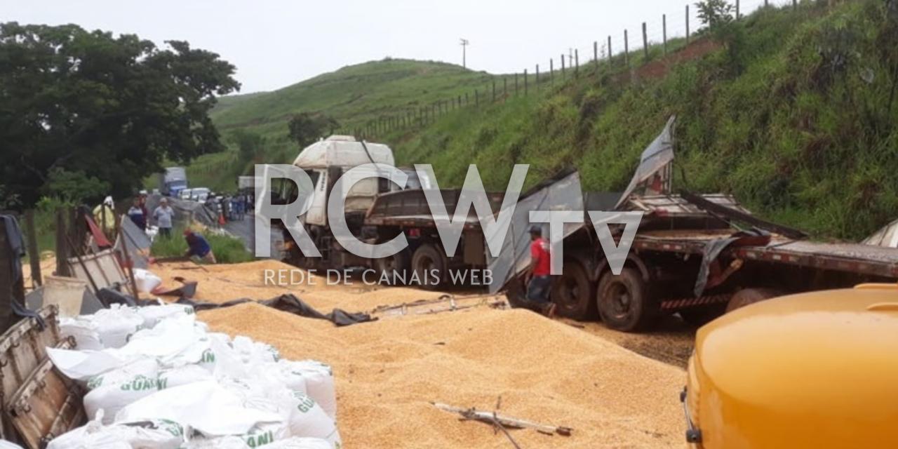 Carreta carregada com milho tomba na MG-285 em Piraúba