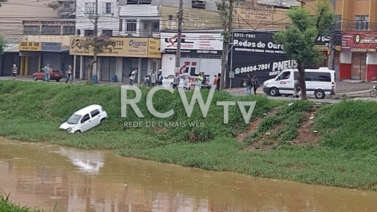 Carro cai na margem do rio Paraíbuna