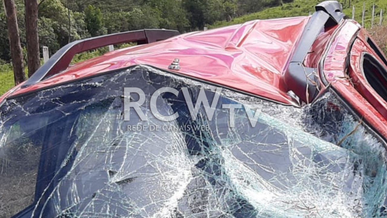 Carro capota na rodovia 265