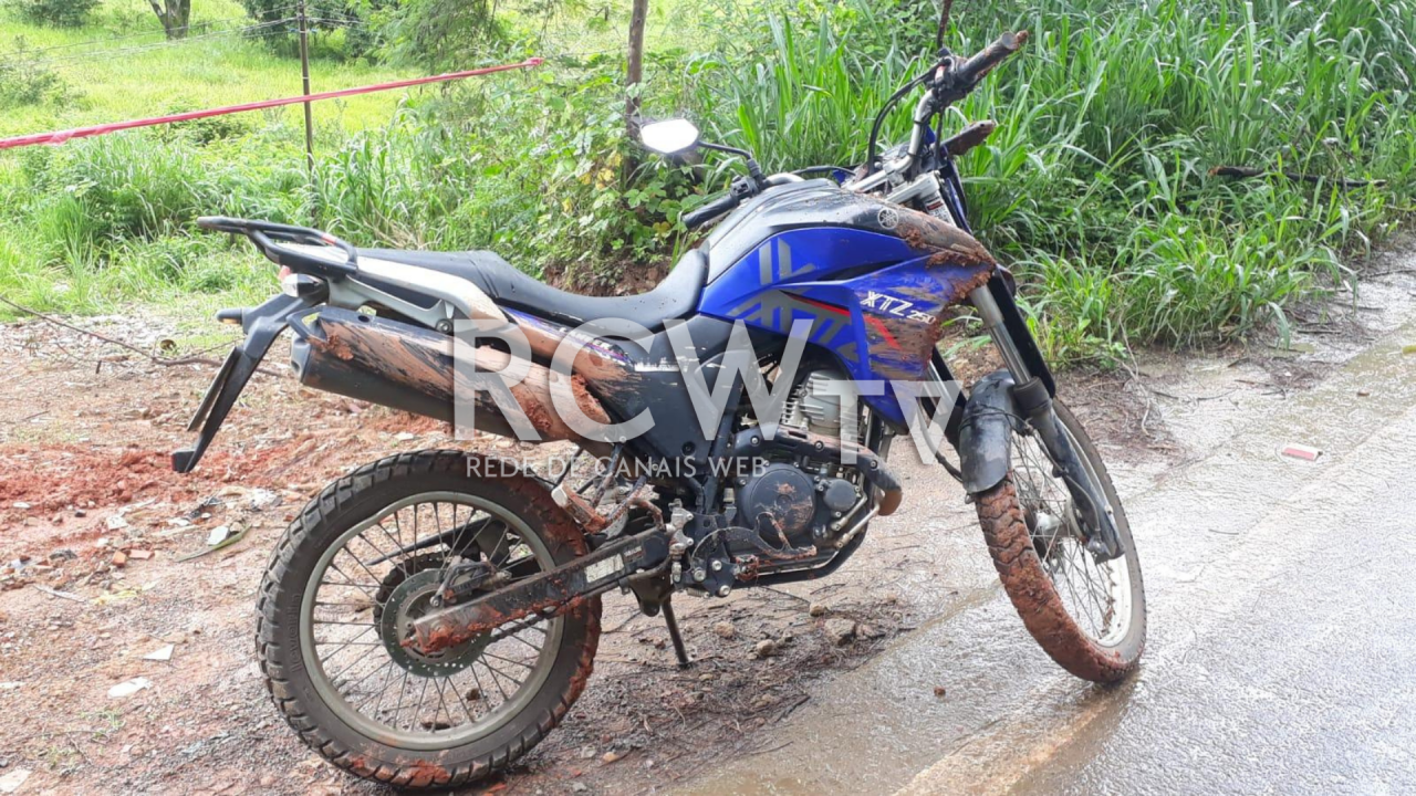 Dois homens são presos por roubar motocicleta à mão armada em Rodeiro