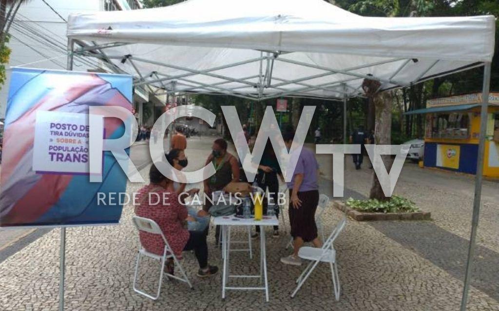 Estande no Parque Halfeld oferece serviços para travestis, pessoas trans e não-binárias
