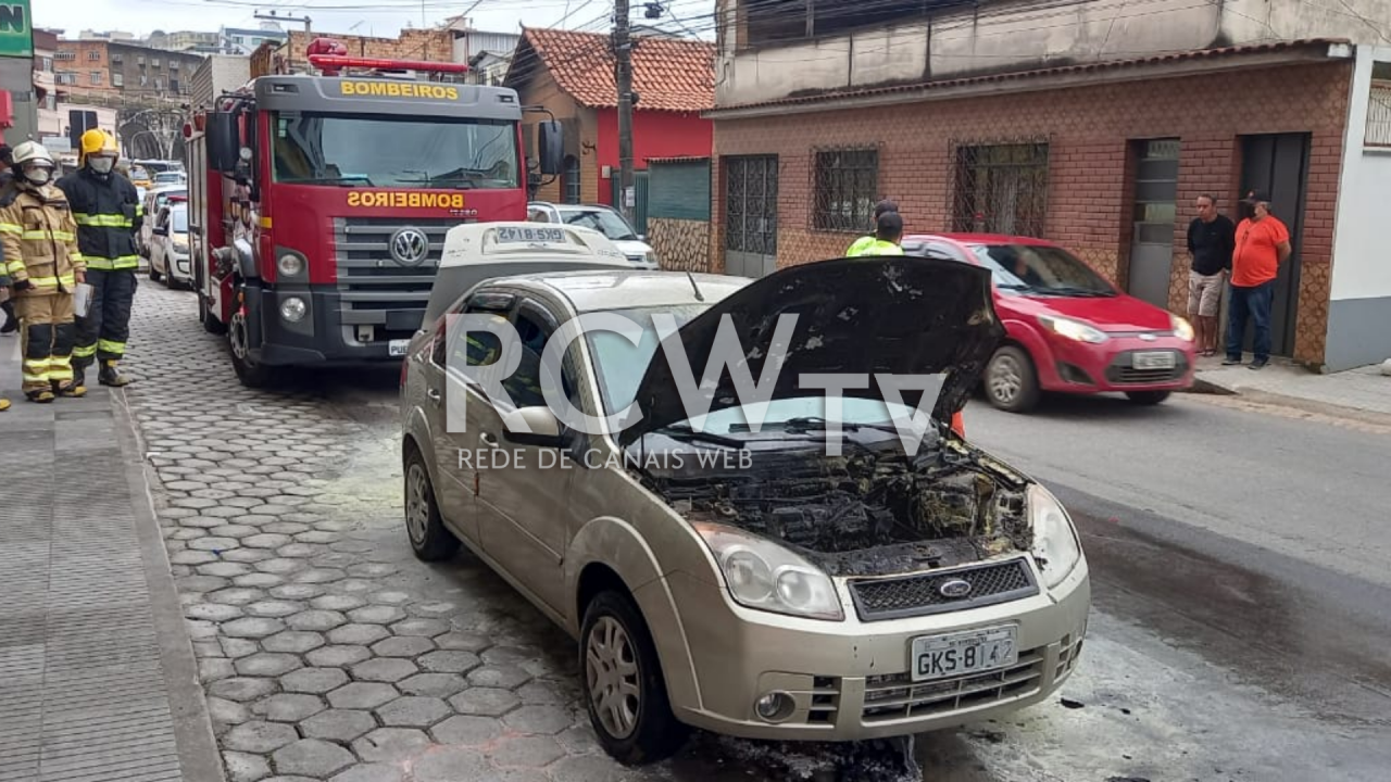 Motor de carro pega fogo no município de Barbacena