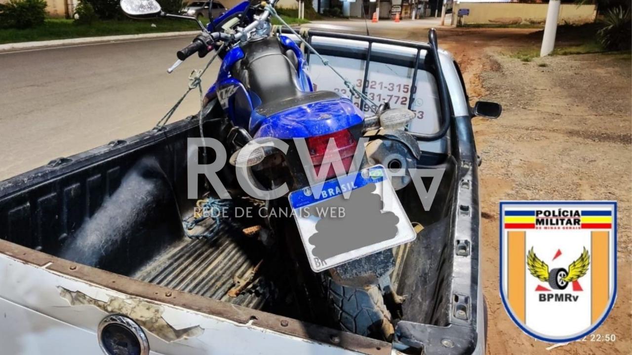 Polícia Militar suspeita de moto Lander durante Operação Policial, em Ubá