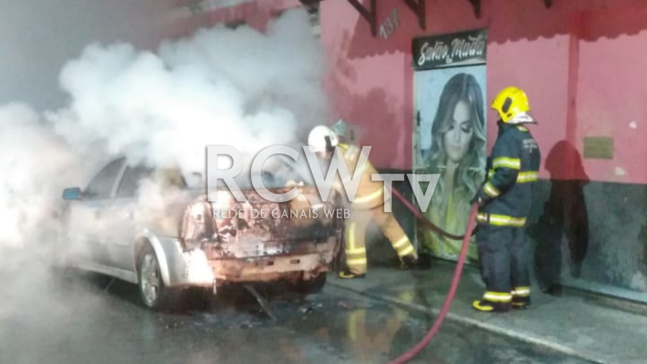 Veículo pega fogo no município de Antônio Carlos