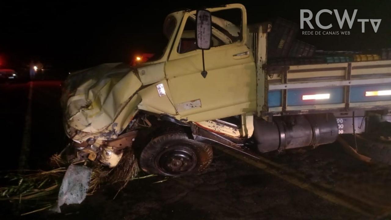 Acidente entre dois carros e um caminhão acontece em Alfenas