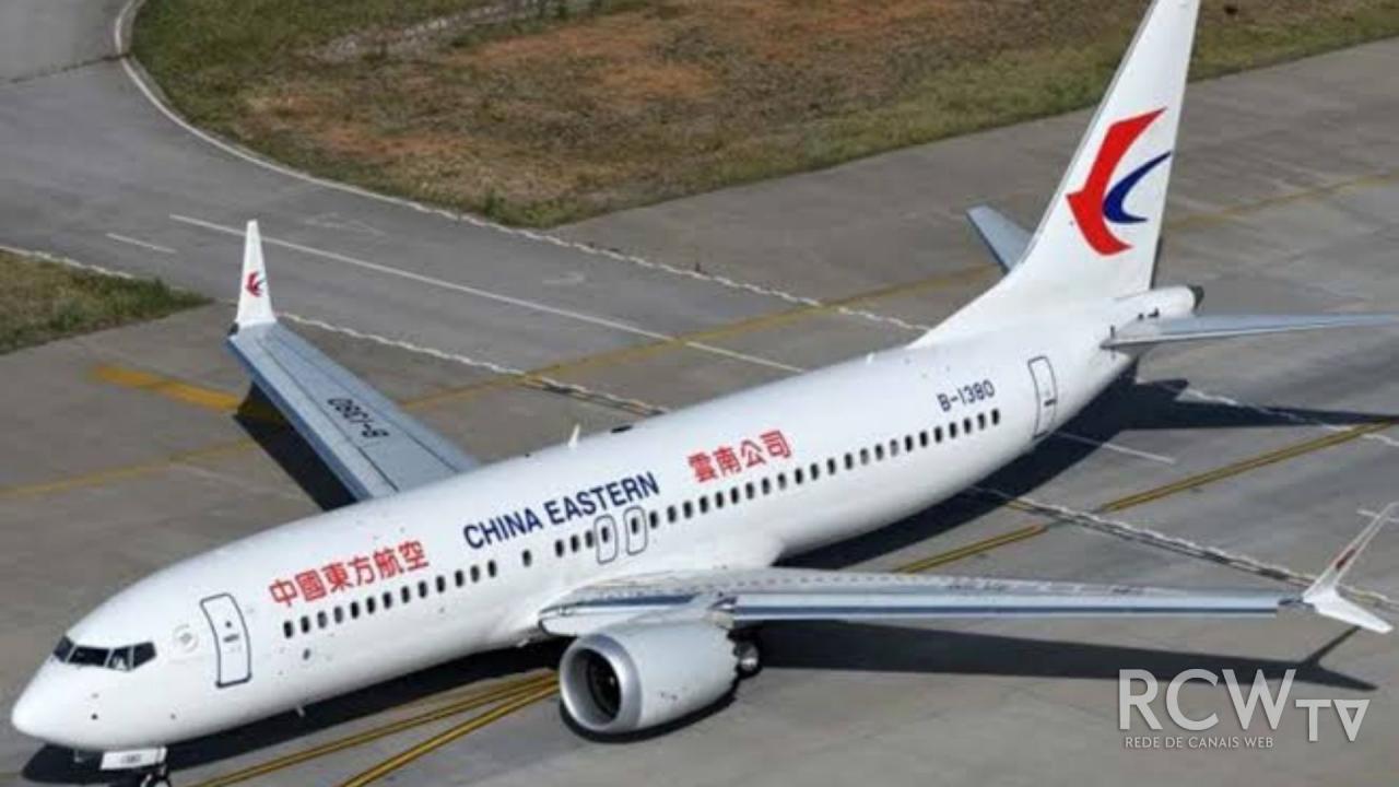 Avião com 132 pessoas a bordo cai na China