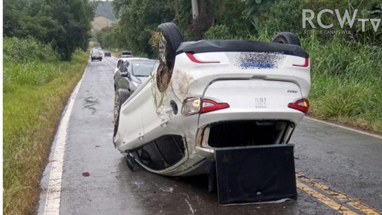Carro capota em estrada entre Bicas e Juiz de Fora