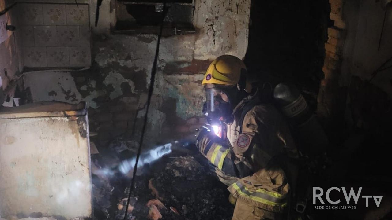 Corpo de Bombeiros é acionado para combater incêndio em Barbacena