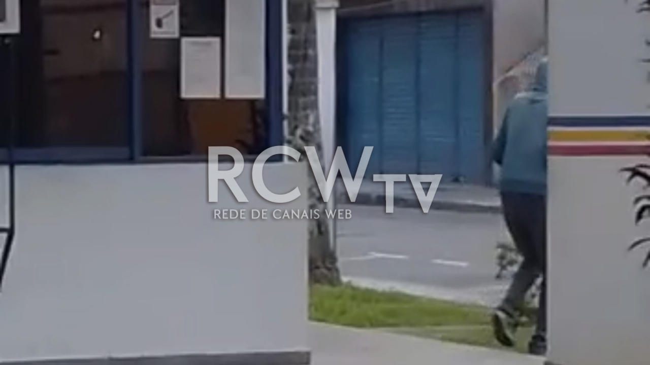 Homem apedreja delegacia e quebra vidraças