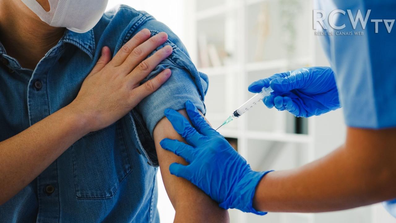 Minas Gerais distribui vacinas para 4ª dose em idosos
