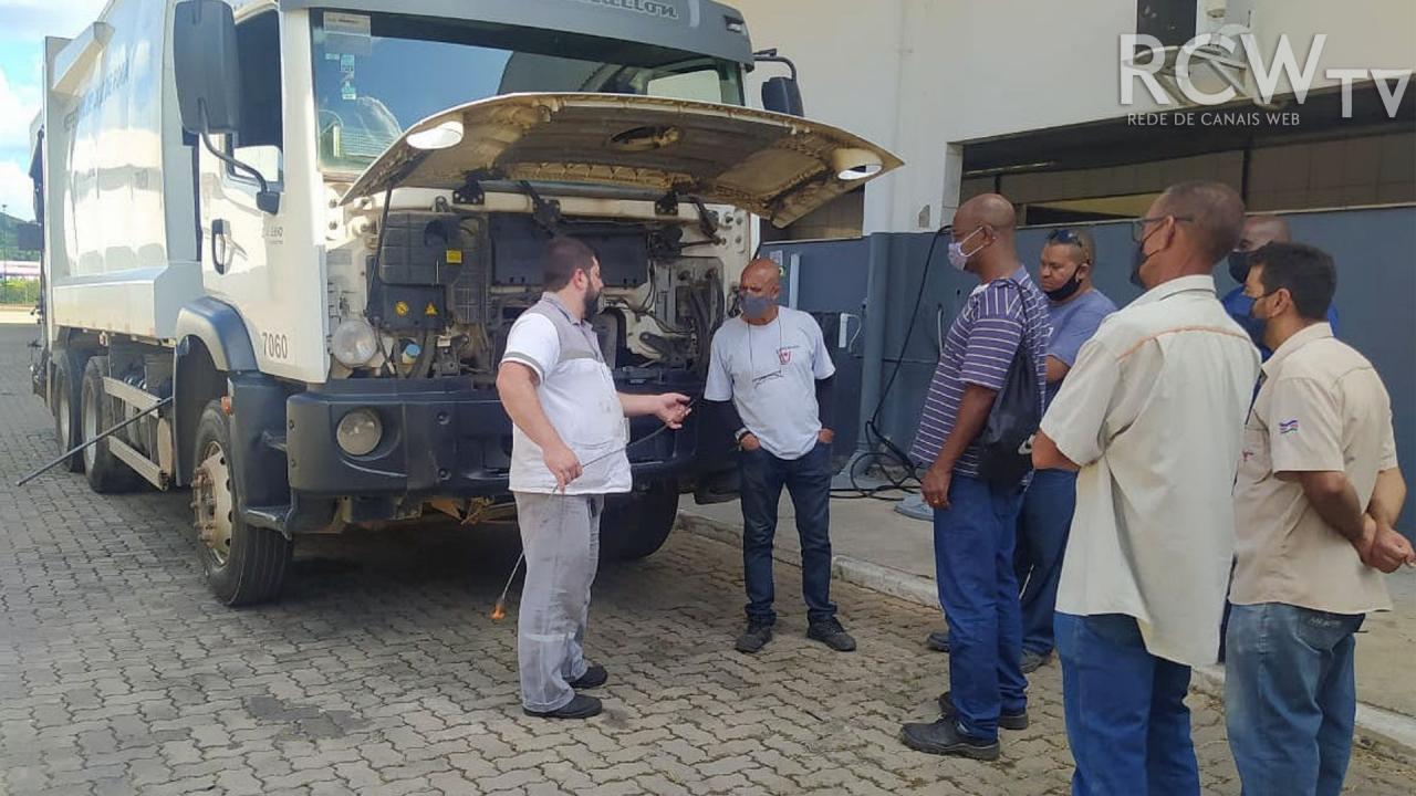 Motoristas de caminhões da coleta de lixo domiciliar passam por capacitação