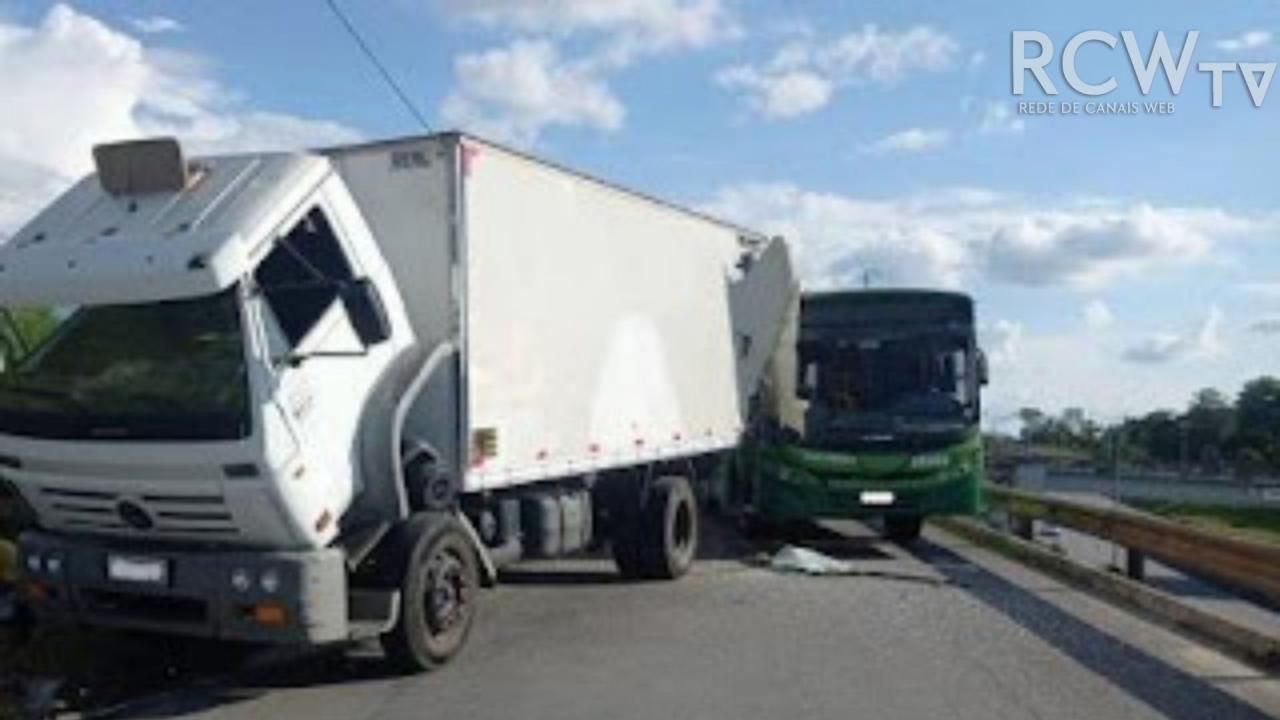 Acidente entre ônibus e caminhão deixa o trânsito lento em Vespasiano