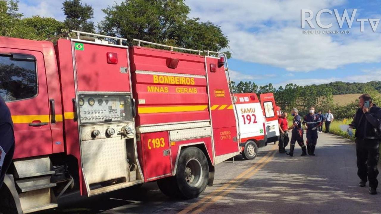 Bombeiros atendem acidente com três vítimas presas às ferragens na MGC 383