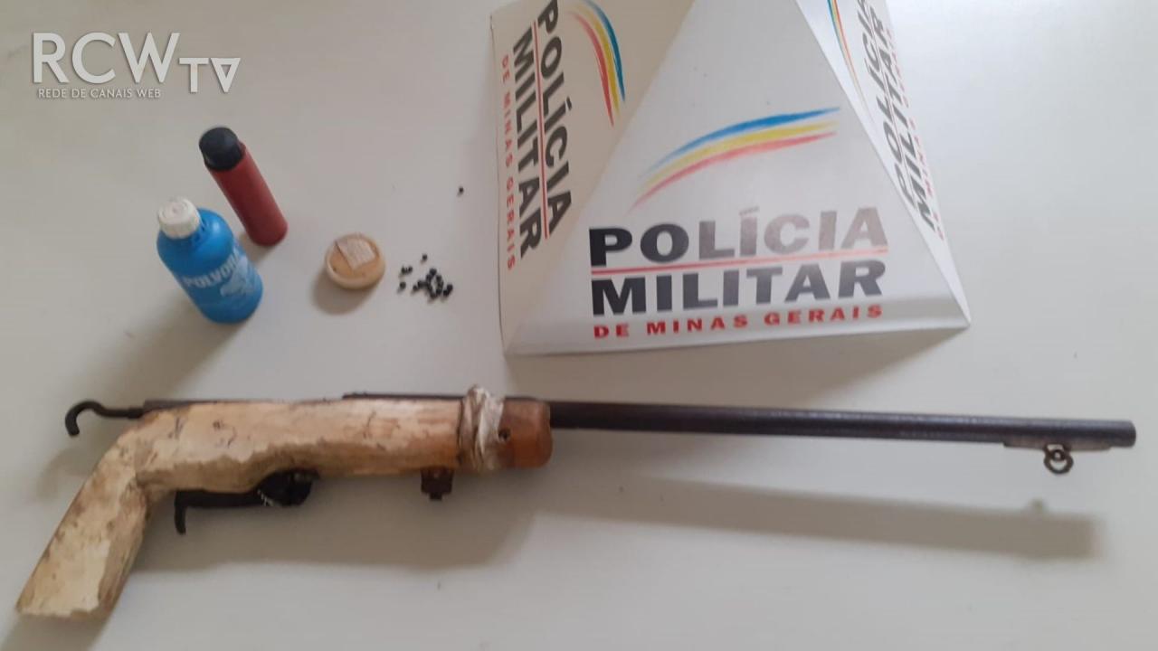 Durante Mandado de Busca e Apreensão, Polícia Militar encontra arma de fogo e pólvora em Silveirânia