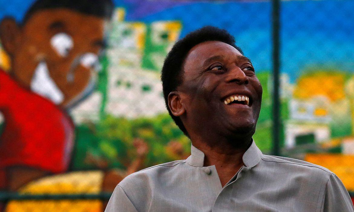 Ex-jogador Pelé recebe alta após dois dias internado para tratar de tumor