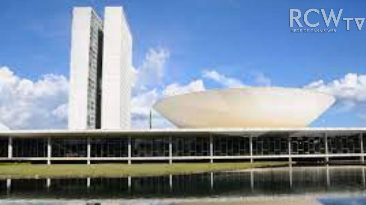 Iluminação no Congresso Nacional lembra Dia Mundial da Doença de Parkinson