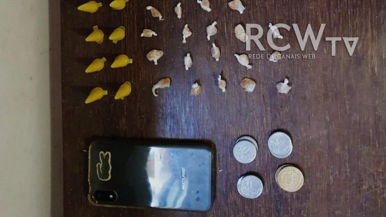 Jovem é preso e adolescente apreeendido por tráfico de drogas em Ubá