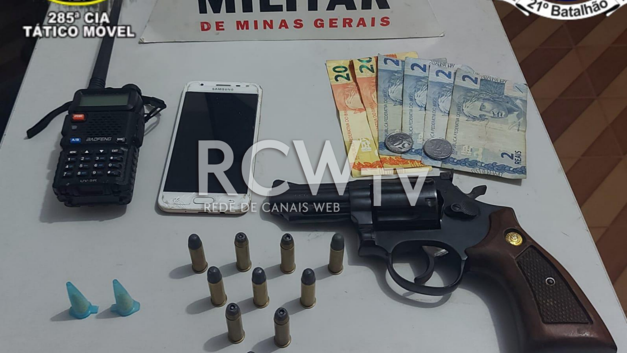 Jovem é preso por porte ilegal de arma depois de postar foto com revólver em Ubá