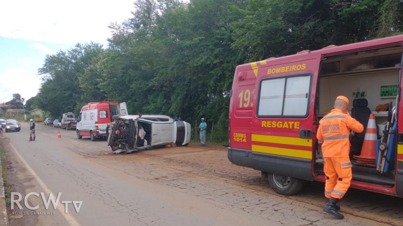 Mulher perde o controle e capota veículo na estrada entre Conselheiro Lafaiete e Ouro Branco