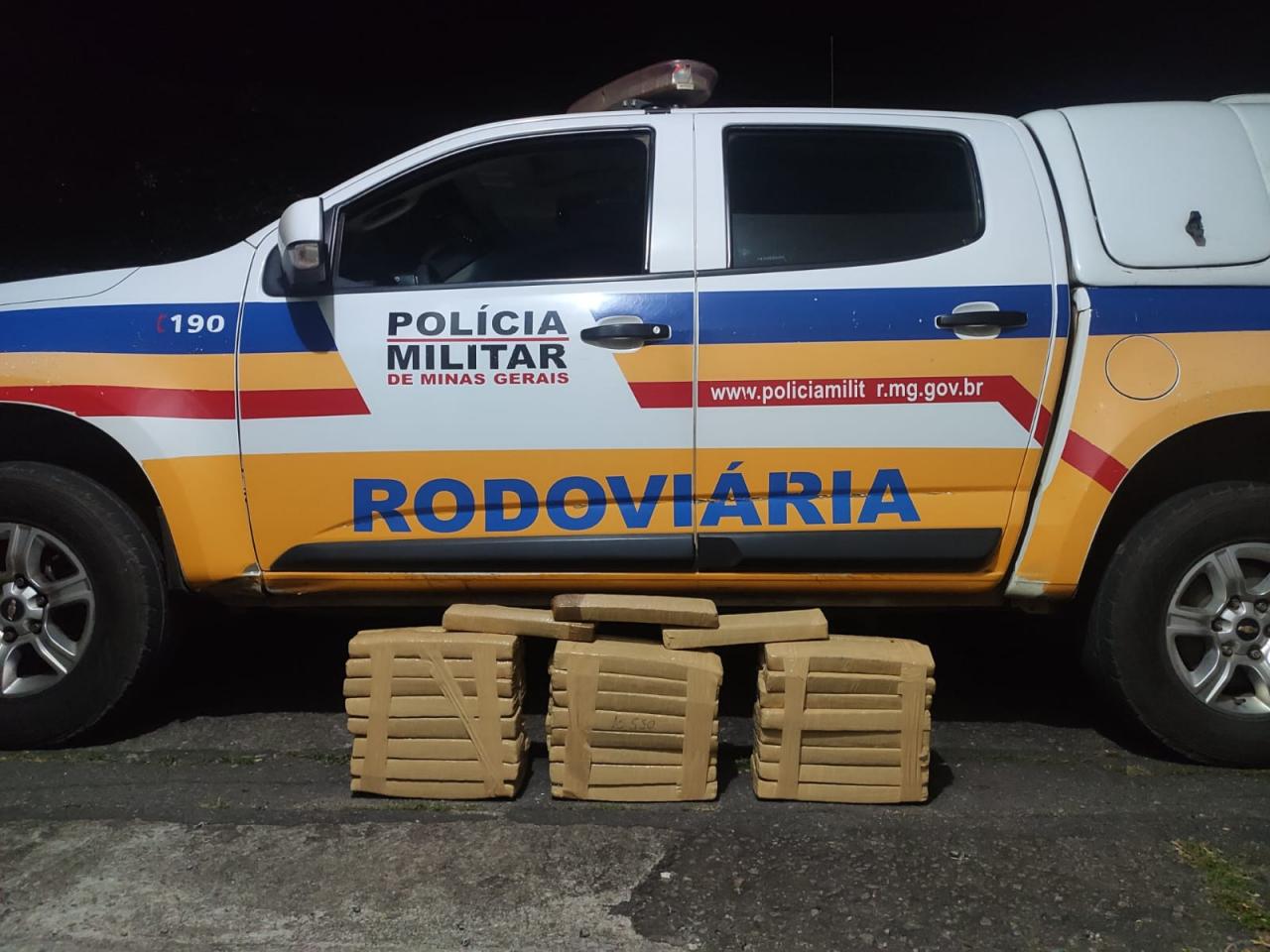 51 barras de maconha são apreendidas em carro enquanto seguia caminho de São Paulo para Viçosa