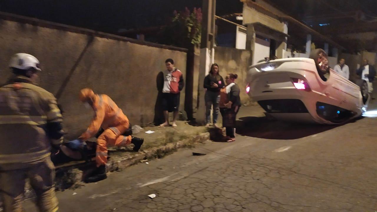 Carro capota depois de colisão com outro veículo em Barbacena