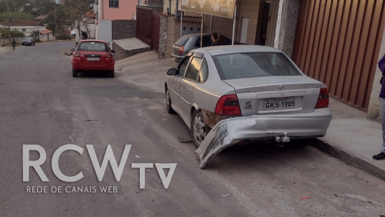 Carro colide contra carro parado e criança bate a cabeça no para-brisa