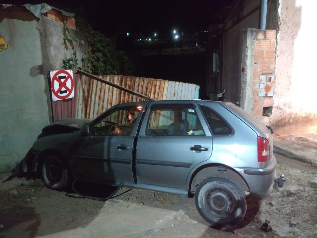 Motorista perde controle de carro e bate contra portão metálico em Conselheiro Lafaiete