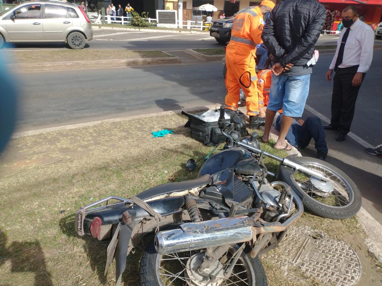 A caminho de uma ocorrência, Bombeiros são surpreendidos com acidente envolvendo uma motocicleta