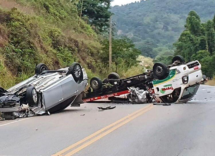 Acidente entre guincho e dois veículos deixa feridos