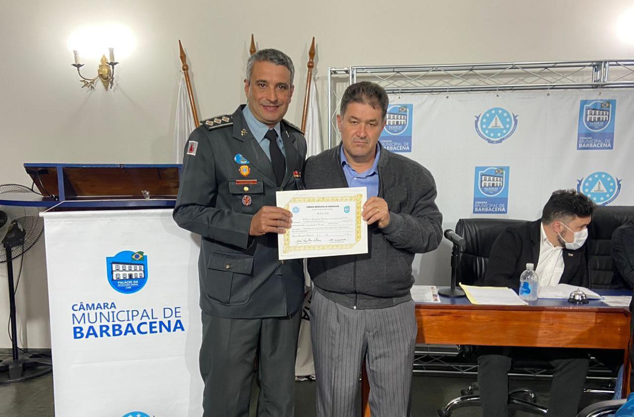 Bombeiro é homenageado na Câmara Municipal de Barbacena