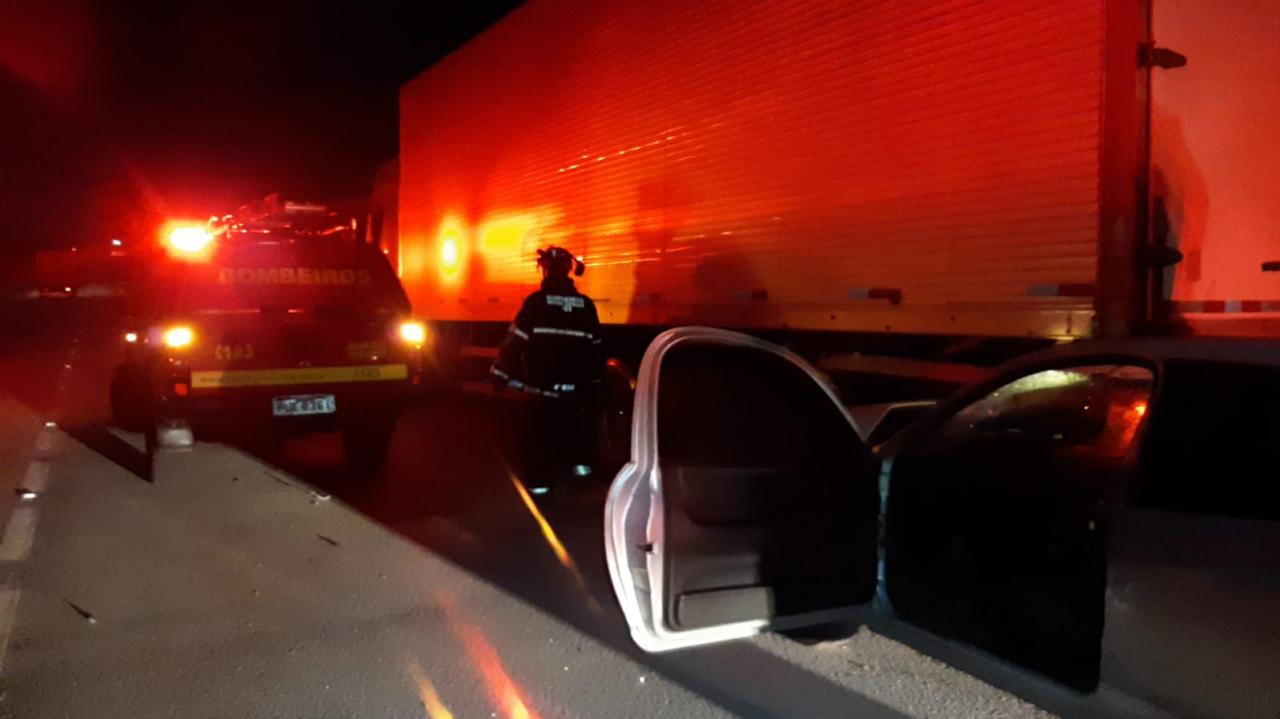 Bombeiros atendem colisão entre carro e caminhão na BR 265