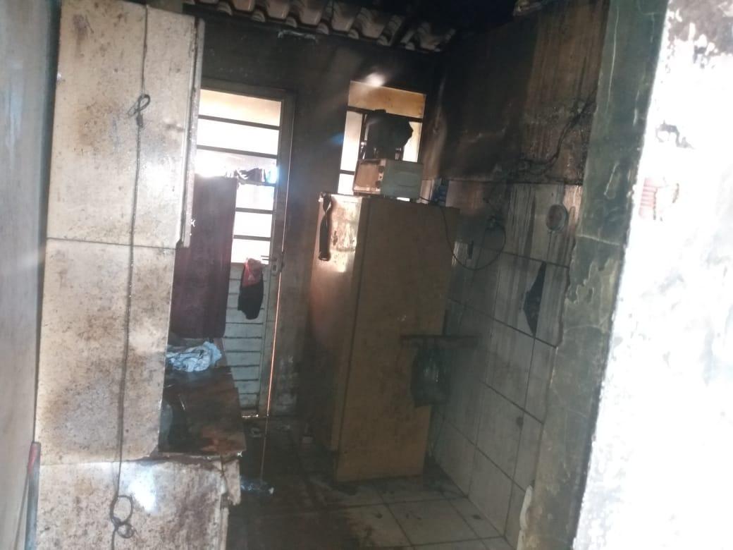 Bombeiros combatem incêndio em residência e salvam animais
