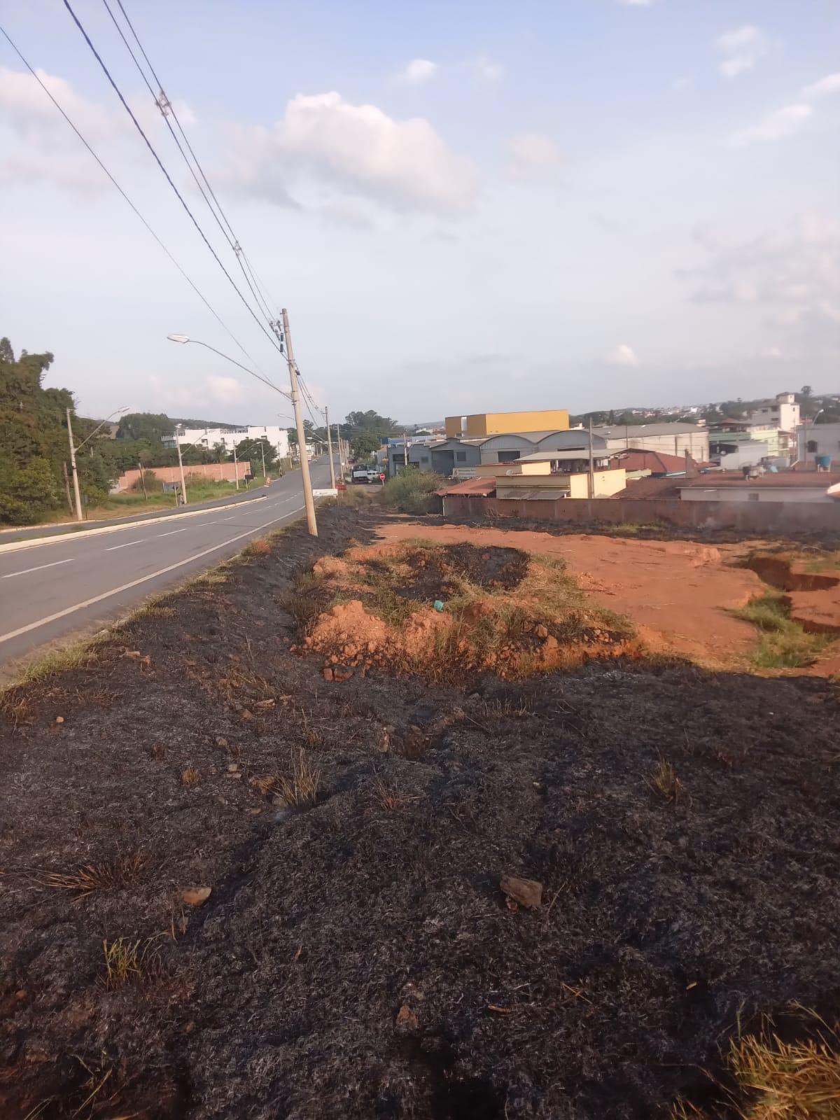 Bombeiros combatem incêndio em vegetação na Colônia do Marçal