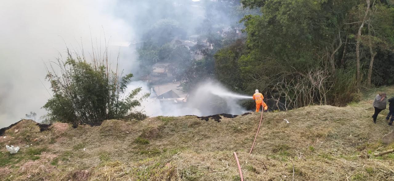 Bombeiros combatem incêndio em vegetação no bairro Penha, em Barbacena