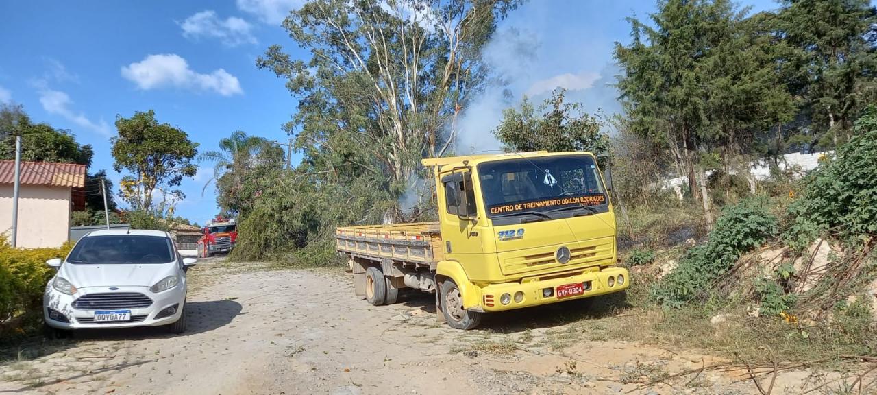 Bombeiros combatem incêndio ocasionado por rompimento de fio