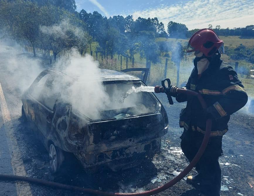 Bombeiros combatem incêndio em veículo em Resende Costa
